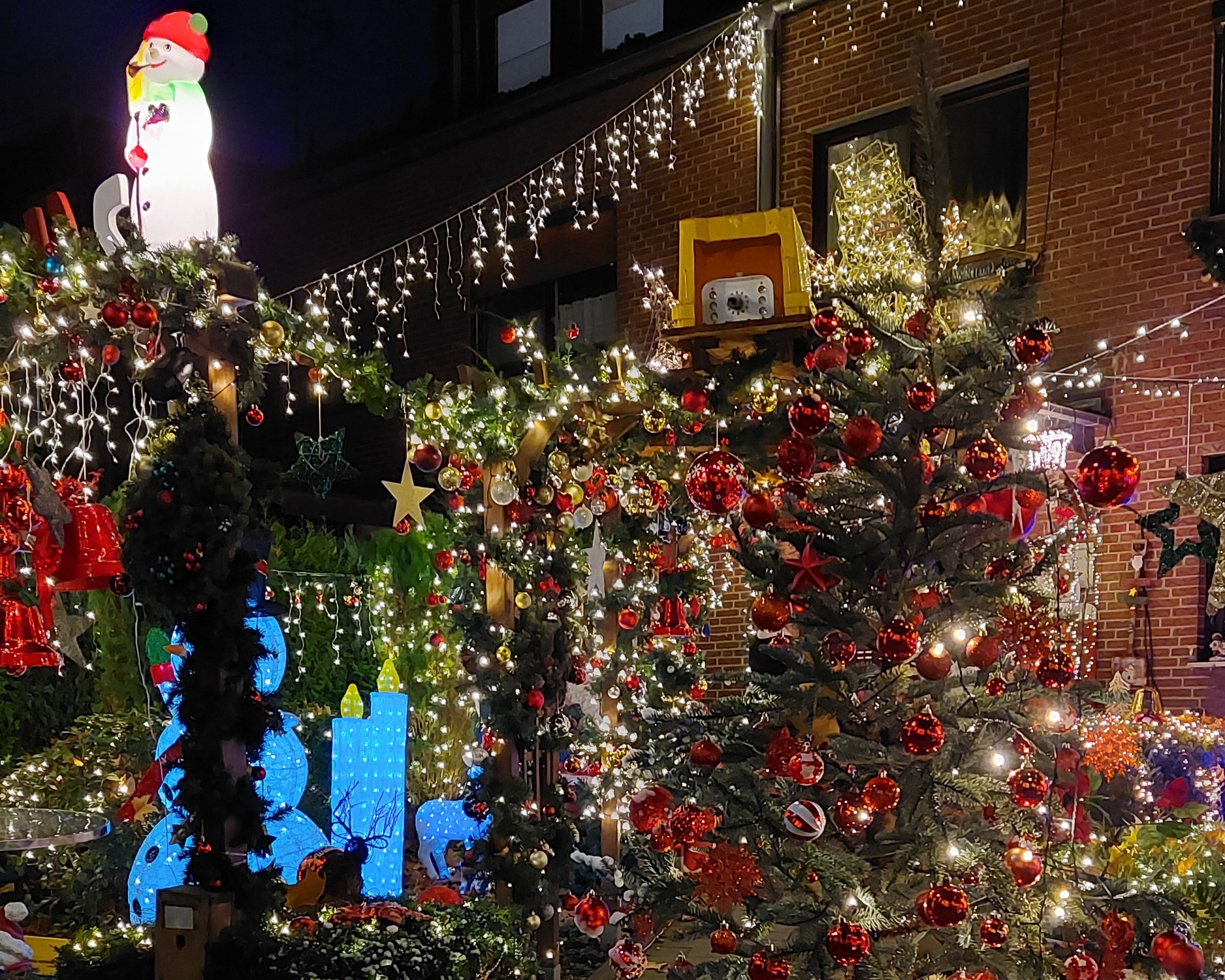 Ein Mann aus Oberhausen hat sein Haus mit tausenden Lichtern, Weihnachtsfiguren, Sternen und Kugeln geschmückt.